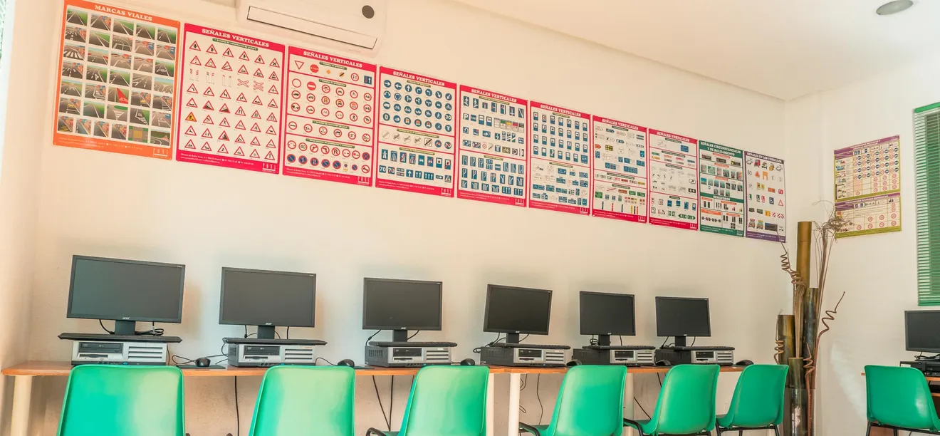 Aula informatizada de test, con láminas de señales en la pared