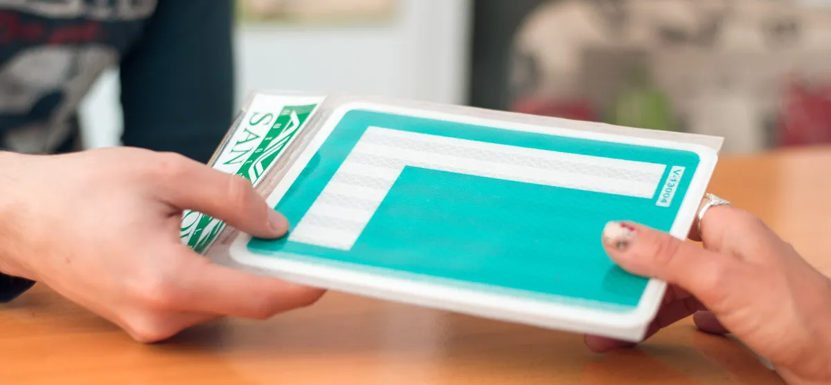 Entrega de la placa L con la funda de Autoescuela San Roque