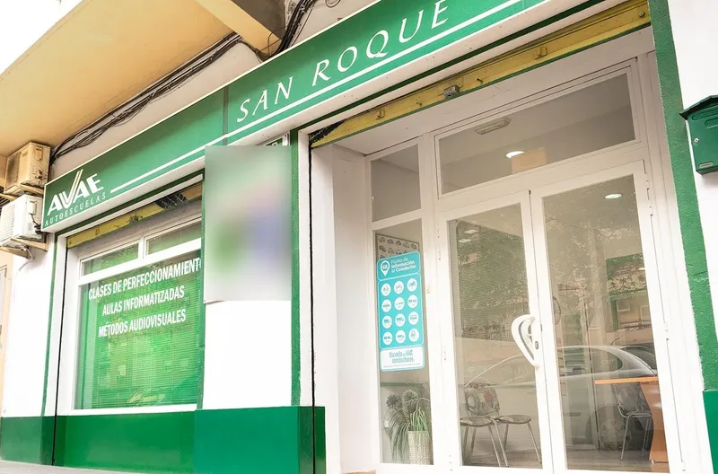 Fachada verde de Autoescuela San Roque en la calle Poeta Serrano Clavero